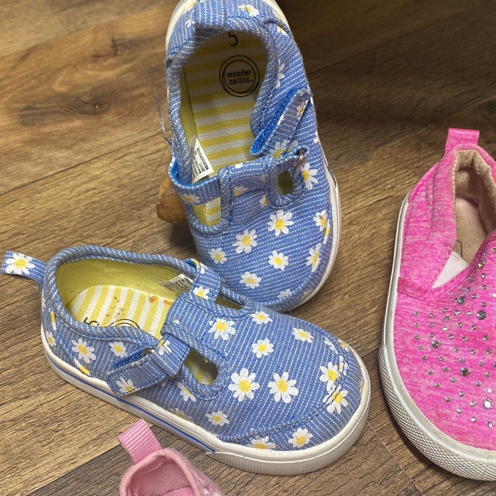 8 Pairs of Shoes - Picture 4 of 14